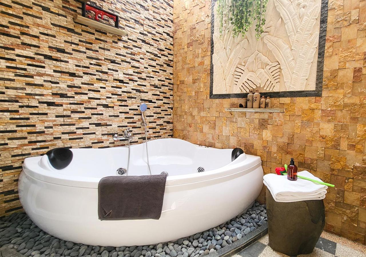 Verse Lite Hotel Gajah Mada Giacarta Esterno foto