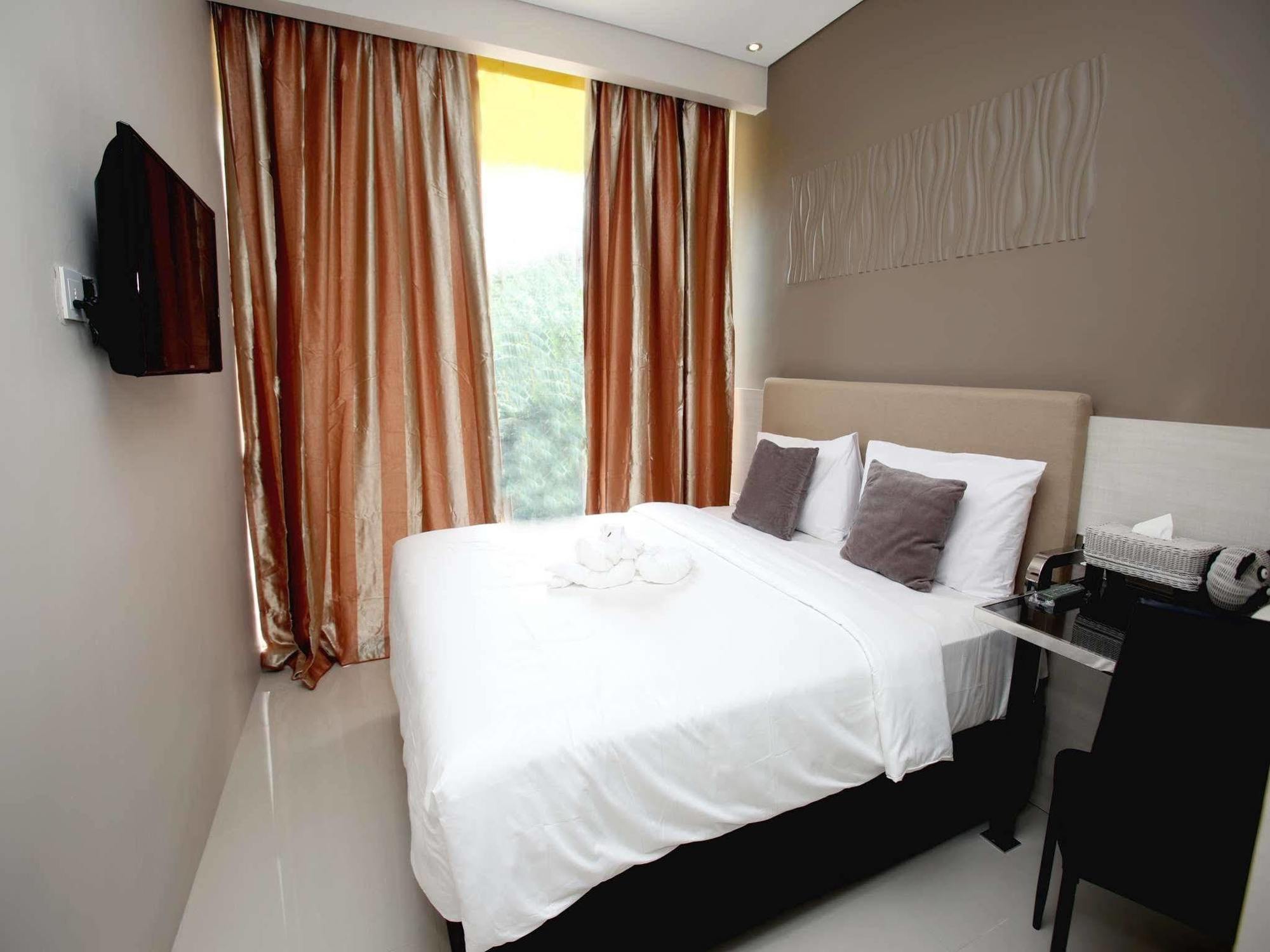 Verse Lite Hotel Gajah Mada Giacarta Esterno foto
