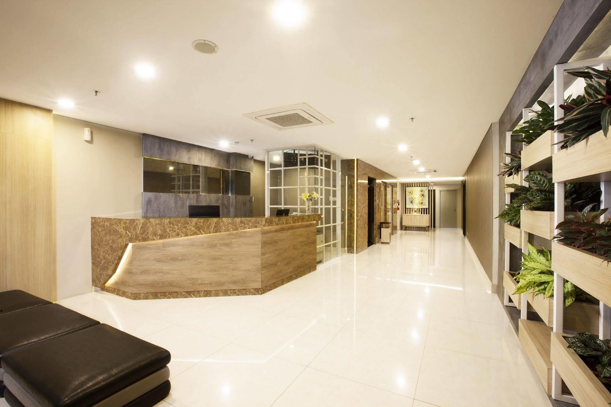 Verse Lite Hotel Gajah Mada Giacarta Esterno foto