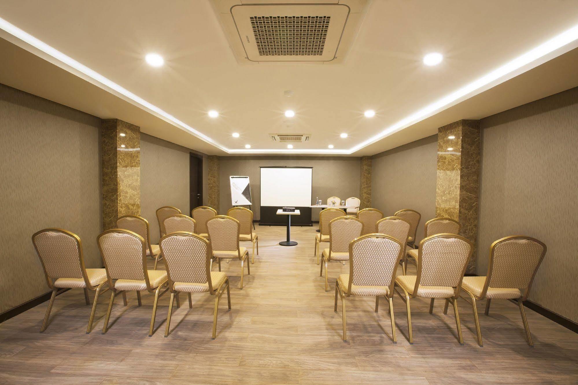 Verse Lite Hotel Gajah Mada Giacarta Esterno foto